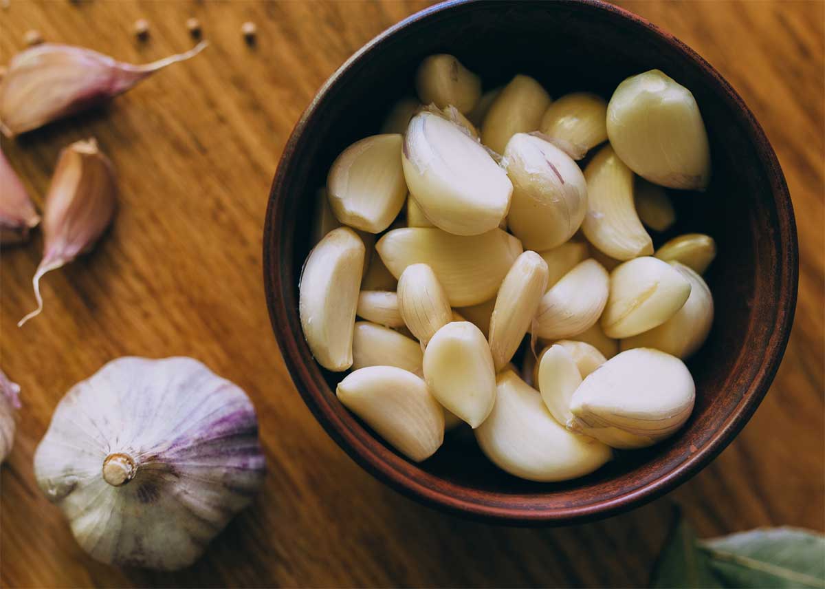 Knoblauch in einer Schale. Gewürze.